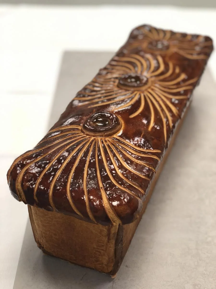 Préparation longue en croûte dorée et décorée